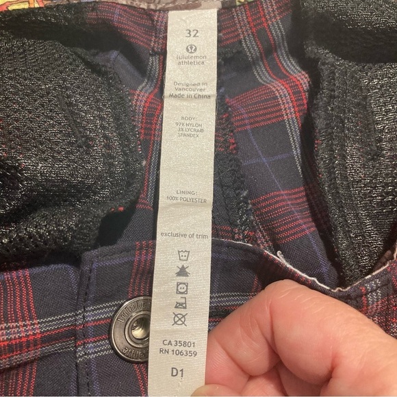 LULULEMON Sz 32 Plaid Many Pockets Shorts - Picture 13 of 13